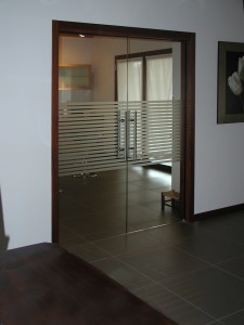 porte vetro eclisse scrigno cassone decori sabbiati vetra srl vetrate artistiche porte di vetro pordenone udine treviso venezia alessandra rosso (4)                 